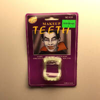 HALLOWEEN VAMPIRE TEETH GLOW IN THE DARK